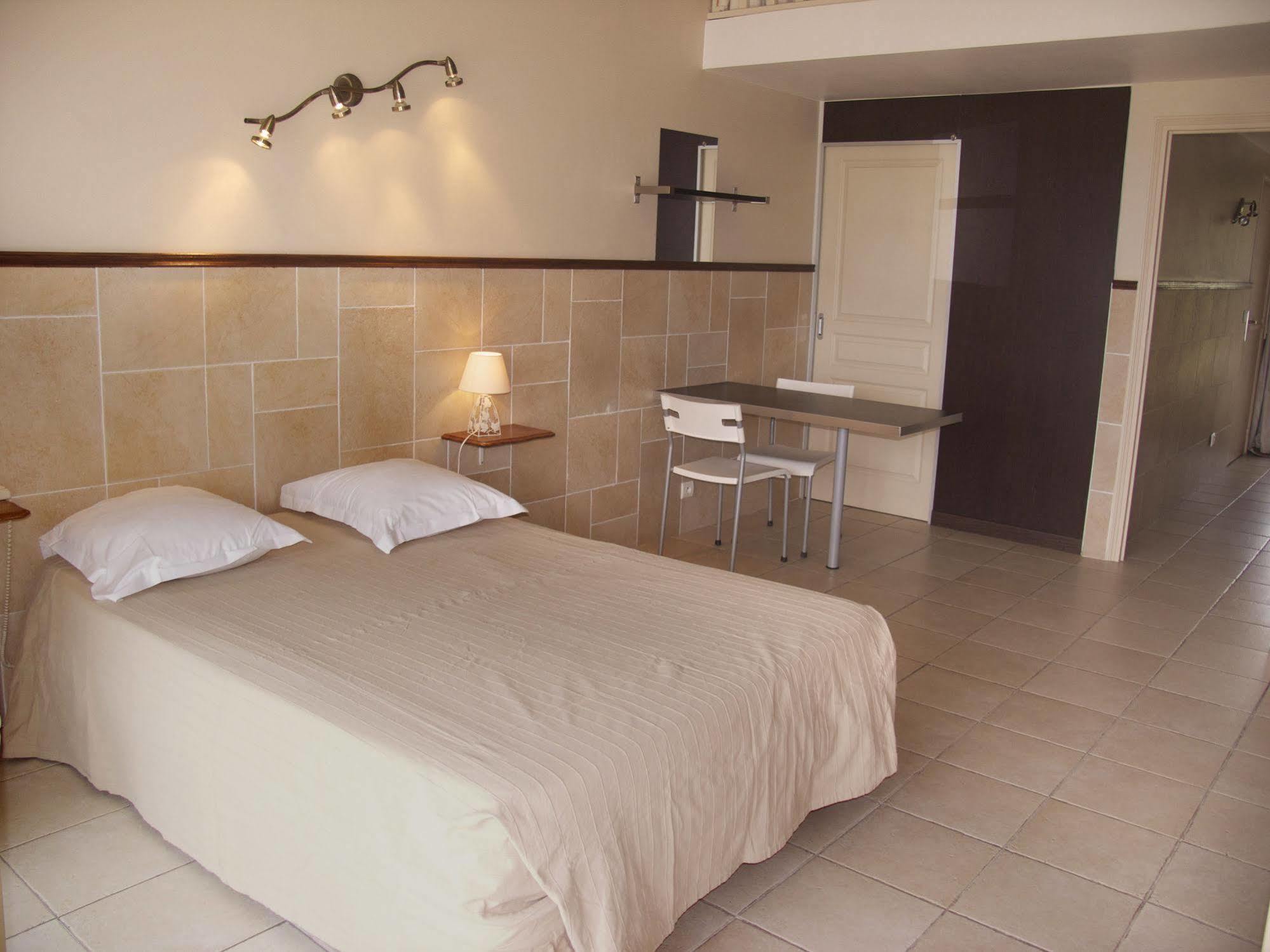 Hotel Et Studios Les Amandiers Saint-Raphaël المظهر الخارجي الصورة